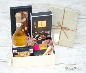 flower delivery Budapest - Elegant box full of special delicacies