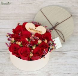 Virágküldés Budapest - nőnapi rózsadoboz bogyókkal (13szál)