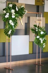 Blumenlieferung nach Budapest - quadratisches Hochzeitstor mit weißem Blumenarrangement (Phalaenopsis, Lisianthus, weiß)