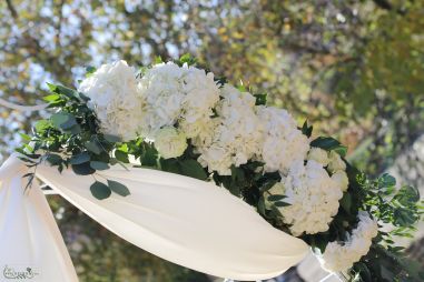 Blumenlieferung nach Budapest - Hochzeitstor-Blumenarrangement mit Hortensien und Rosen (weiß) – das war das Tor des Restaurants