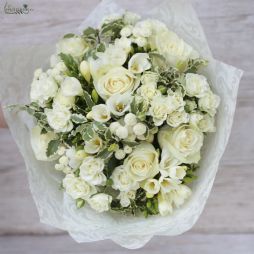 Blumenlieferung nach Budapest - Weißes Bouquet mit Rosen, Freesie, Matricaria (20 Fäden)