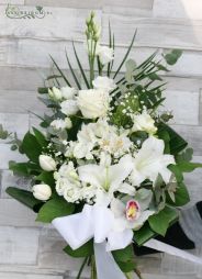 Virágküldés Budapest - Sírcsokor fehér virágokkal, szalaggal (14 szál)