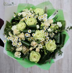 Blumenlieferung nach Budapest - Runder Strauß mit Rosen und Kamille (21 Stiele)