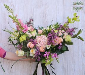 flower delivery Budapest - Crescent bouquet in pastel colors (34 stems)