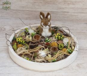 Blumenlieferung nach Budapest - Frühlingsgesteck in Holzschale mit Häschen