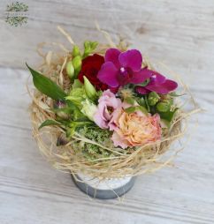 Blumenlieferung nach Budapest - Rustikale Metaltopf mit Rosen, Orchideen