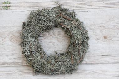 flower delivery Budapest - lichen-covered cane wreath (28cm)