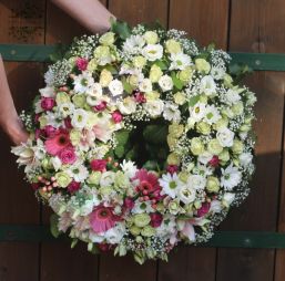 Blumenlieferung nach Budapest - Rosa - weißer Kranz mit kleinen Blüten (50cm)