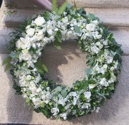 Blumenlieferung nach Budapest - Großer weißer Blumenkranz (72 Stiele, 80 cm)