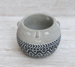 flower delivery Budapest - smiling cement pot (13,5x11cm)