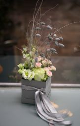 flower delivery Budapest - Cube box with the shades of grey (7 stems)