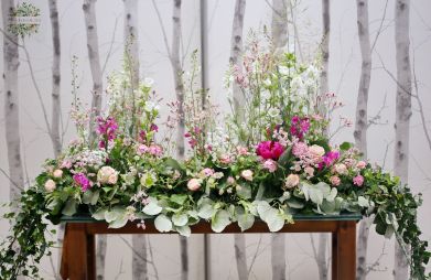 Blumenlieferung nach Budapest - Haupttischdekoration mit Wildblumen (Rosa, Weiß)