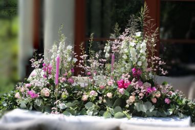 Virágküldés Budapest - Főasztaldísz mezei virágokkal (rózsaszín, fehér)