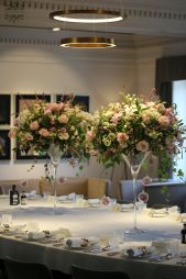 Virágküldés Budapest - Esküvői magas asztaldísz 1db, Félix kitchen Budapest (hortenizia, rózsa, peónia, liziantusz, rózsaszín, fehér) 