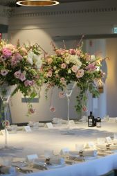Virágküldés Budapest - Esküvői magas asztaldísz 1db, Félix kitchen Budapest (hortenizia, rózsa, peónia, liziantusz, rózsaszín, fehér) 