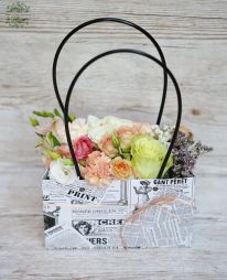 Virágküldés Budapest - Kis táska csokor vegyes pasztell virágokkal 22cm széles 12 szál
