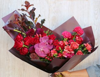 flower delivery Budapest - Red- bordeaux crescent moon shaped luxury bouquet (31 stems)