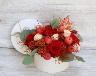 flower delivery Budapest - Autumn box with apples (10 stems)