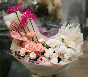 flower delivery Budapest - Light pink crescent moon bouquet (45 stems)