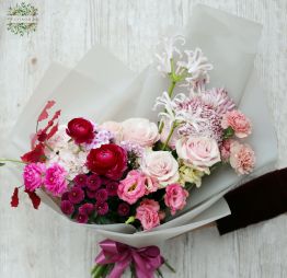 Virágküldés Budapest - Félhold csokor rózsaszín - bordó színekben (26 szál)