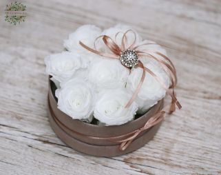 Virágküldés Budapest - fehér örök rózsák elegáns plüss dobozban ( 8 szál)
