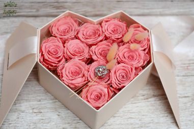 Blumenlieferung nach Budapest - Herzbox mit 12 Forever-Rosen, mit Band verschließbar