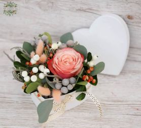 flower delivery Budapest - Small heart box with berries and peach rose