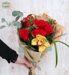 Blumenlieferung nach Budapest - Kleiner Strauß roter Rosen mit Cymbidium-Orchidee (5+1 Stiele)