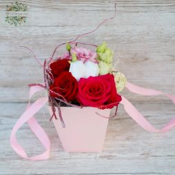 Virágküldés Budapest - Kis táska csokor rózsaszín virágokkal, vörös rózsával, gipsz szívvel (6 szál)