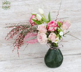Virágküldés Budapest - Levél mintás váza rózsaszín rózsákkal, tavaszi virágokkal, kézzel készített drót levelekkel (14 szál)