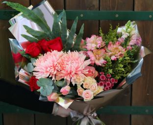 flower delivery Budapest - Peach red big crescent moon bouquet