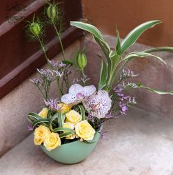 flower delivery Budapest - Small flower boat with vanda orchid, spray rose