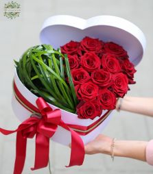 Blumenlieferung nach Budapest - Moderne Herzbox mit Liliengras und roten Rosen
