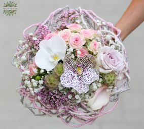 Blumenlieferung nach Budapest - Kleiner handgemachter Strauß mit Orchideen, in einer Spaghetti Wollkordel Bouquetbasis