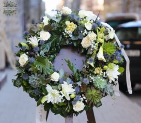 Virágküldés Budapest - Koszorú fehér liliommal, kálával és kövirózsákkal