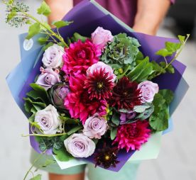 Blumenlieferung nach Budapest - Lila Blumenstrauß mit Rosen, Dahlien