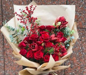 flower delivery Budapest - Large bouquet with red roses, amaryllis and holly