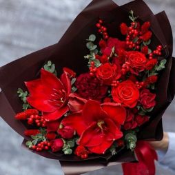 Blumenlieferung nach Budapest - Mondstrauß mit Amaryllis, roter Rose und Stechpalme