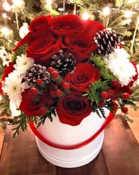 flower delivery Budapest - Red rose and pine cone ornament