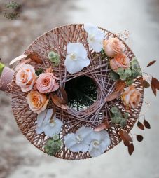 flower delivery Budapest - Bouquet in a rope bouquet holder with roses and phalaenopsis