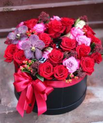 flower delivery Budapest - Romantic red champagne rose box with orchid (27 roses, 2 orchids, small flowers)