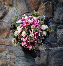 Virágküldés Budapest - Óriás rózsaliliomos csokor viburnummal, halvány rózsaszín rózsával 