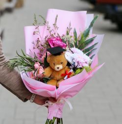 flower delivery Budapest - Pink graduation bouquet with teddy bear