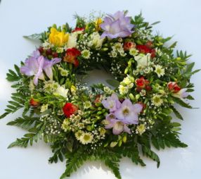flower delivery Budapest - wreath of small flowers (34cm)