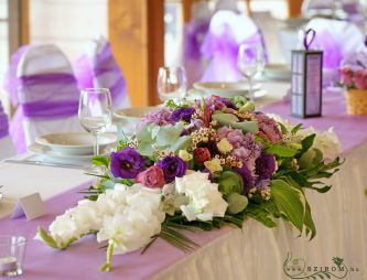 Virágküldés Budapest - főasztaldísz (rózsa, kardvirág, liziantusz, hortenzia, wax, lila), Petneházy Club, esküvő