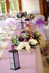 Virágküldés Budapest - főasztaldísz (rózsa, kardvirág, liziantusz, hortenzia, wax, lila) Petneházy Club, esküvő