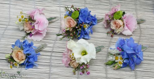 Virágküldés Budapest - Vőlegény kitűző hortenziából (hortenzia, wax, rózsa, liziantusz, kamilla, kék, fehér, rózsaszín) 1db