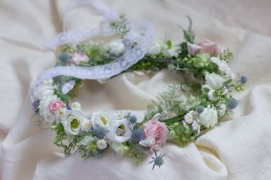 flower delivery Budapest - hair wreath with meadow flowers (white, blue, pink)