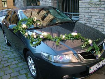 flower delivery Budapest - car flower arrangement garland (rose, cream, white, purple)