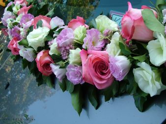 flower delivery Budapest - car flower arrangement garland (lisianthus, rose, pink)